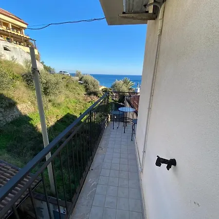 Nick & Santo's Homes جيارديني ناكسوس