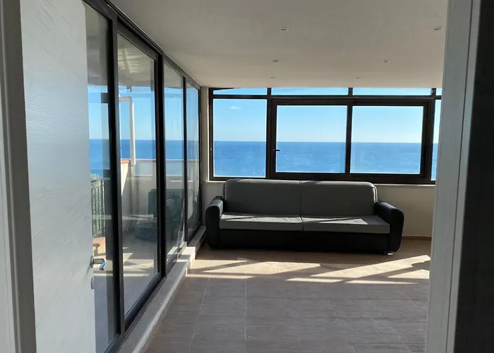 Nick & Santo's Homes جيارديني ناكسوس